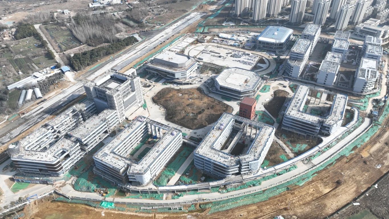 為確保合肥一中淝河校區(qū)項目2024年竣工交付節(jié)點如期完成，迅速掀起春節(jié)后復(fù)工即大干勞動熱潮，形成一股緊張快干、提速爭先的濃厚氛圍，2月16日，合肥一中淝河校區(qū)項目召開節(jié)后復(fù)工動員大會。會上，各部門負責(zé)人報告了2023年度收尾工作情況及今年的工作任務(wù)，以月、周為時間軸線，明確各目標(biāo)節(jié)點，并以圖表的形式對各勞務(wù)班組負責(zé)人進行全面交底，落實工作目標(biāo)責(zé)任制，做到責(zé)任到人，切實做到工作目標(biāo)化，目標(biāo)階段化，階段具體化，具體責(zé)任化。 (2)_副本.jpg
